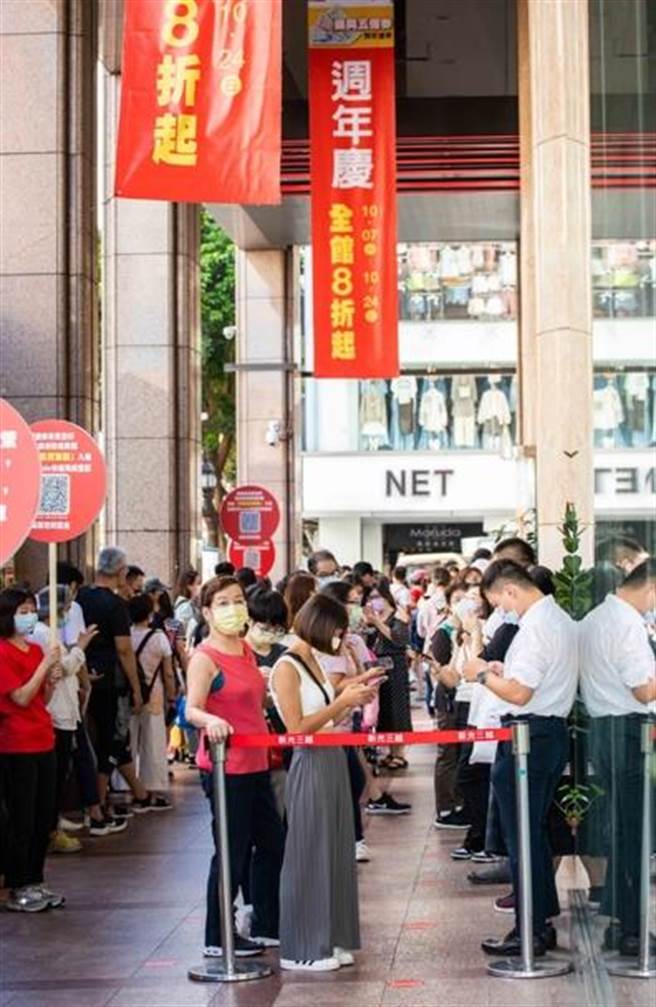 新光三越台北南西店今周庆首日，拉红龙控管人流，强调「有秩序的集客」。（石智中摄）