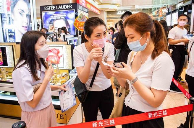 新光三越台北南西店化妆品区（图）、家电区买气热络。（石智中摄）