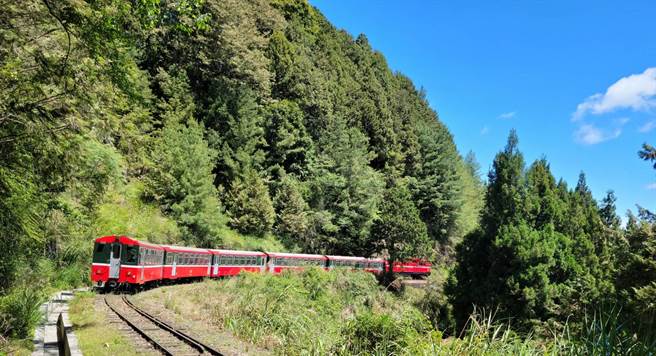 10月8日至明年4月30日期间，旅客只要到阿里山林铁车站购票，单笔消费金额满500元以上，且使用五倍券付款，就送热门路线沼平线、神木线及桧来嘉驿单程乘车券1张。（林铁及文资处提供∕吕妍庭嘉义传真）