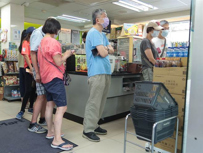 求职网站yes123调查显示，高达90%上班族有使用五倍券计画，人均消费约6千元起。图为民眾排队预约纸本五倍券。（图／本报资料照）