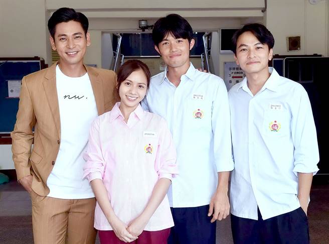 楊子儀、黃姵嘉、張耀仁、楊銘威穿制服出席新戲開鏡儀式。（華視提供）