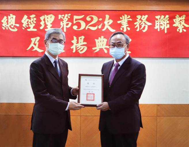 臺湾企银夺金管会双重特优银行殊荣，由金管会主委黄天牧(左)颁奖予臺湾企银总经理张志坚(右)。（图／臺湾企银提供） 
