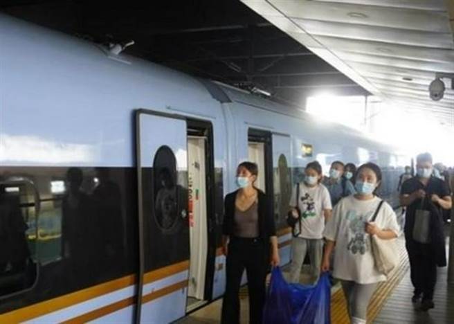 民眾在河南鄭州準備乘火車。（中新社）