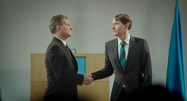 《勝券在握》描繪不同陣營的政黨領袖同台簽署協議，卻進而掀起政壇噩夢。（高雄電影節提供）