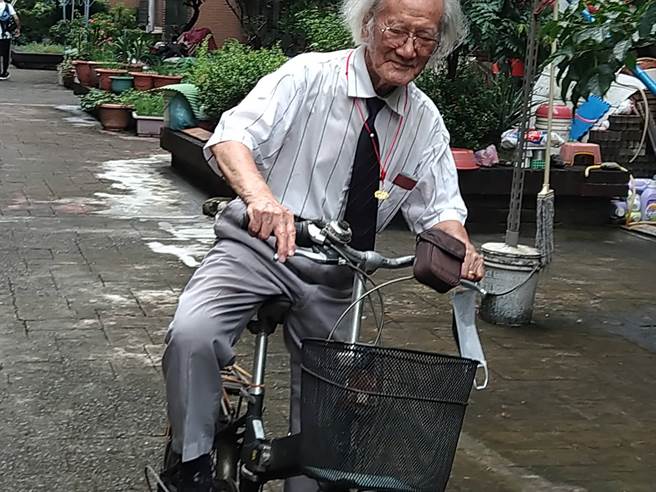 102歲的王德永，平常都騎著單車採買日常用品，身體仍十分硬朗。（林雅惠攝）