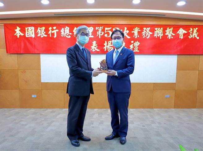 华南银行获金管会颁发绩优银行四大奖肯定，左为金管会主委黄天牧，右为华南银行总经理张振芳。（图／华南银行提供）
