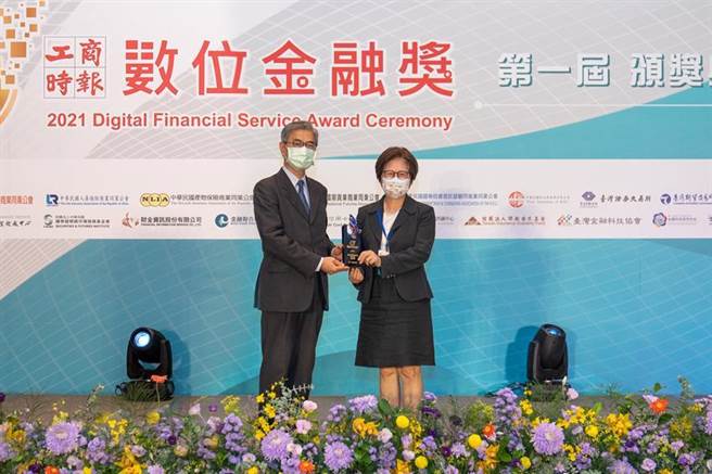 第一银行荣获第一届《工商时报》数位金融奖三项大奖，由金管会主委黄天牧(左)颁奖、第一银行董事长邱月琴代表受奖(右)。（图／第一银行提供） 
