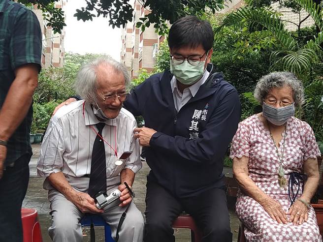 重陽節將到，高雄市長陳其邁於今(7)日前往拜訪住在鳳山區的102歲人瑞王德永，致贈1萬元重陽節敬老禮金及水果禮盒，並代表衛生福利部致贈滿百歲敬老狀及金鎖片。（林雅惠攝）