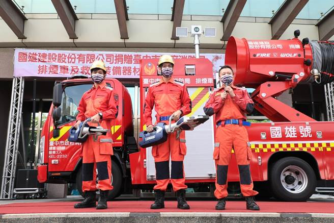 现场实际操作排烟车及各式装备器材，模拟展演救灾情境。(台中市政府提供)