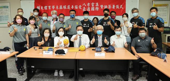 輔大體育系藤球選手接受八方雲集、亞適國際贊助，雙方7日在輔仁大學積健樓舉行簽約儀式。（藤協提供）