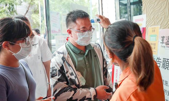 经发局强调，经核准有条件开放的场所，应依循中央防疫规范与指引，落实防疫措施。（台中市政府提供）