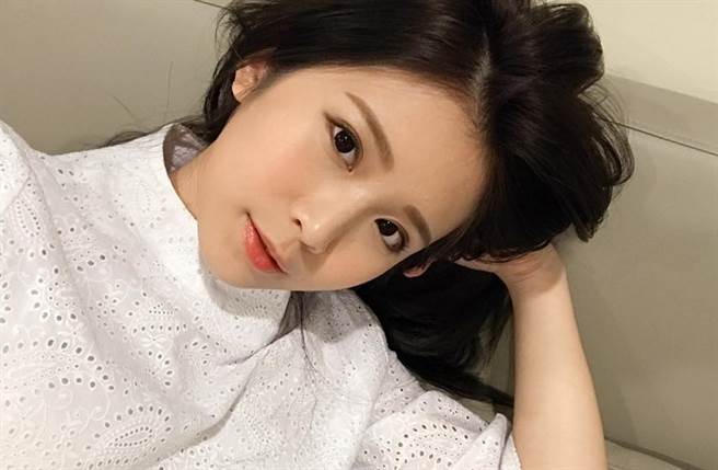 鸡排妹对龙龙行为失望，表示将亲自在直播屠龙爆内幕。(取自郑家纯脸书)