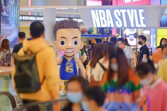 十一期间，北京商场内客流量增加。（ 新京报╱受访者提供）