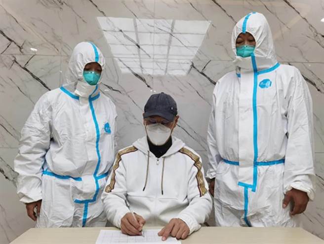 外逃7年「红通人员」、大陆职务犯罪嫌疑人魏奇回陆投案。（大陆央视新闻）