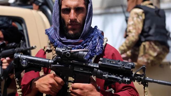 這名塔利班民兵的M4卡賓槍，配有夜視鏡、瞄準鏡、手電筒、雷射瞄準器各種輔具。(圖/美聯社)