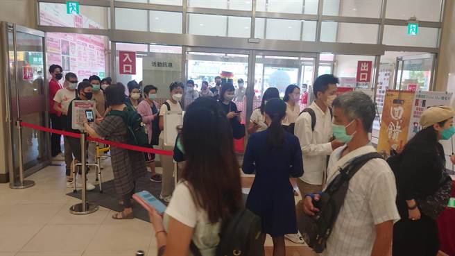 Global Mall周年庆今（7日）开打首日已涌现大量民眾抢优惠。（Global Mall提供）