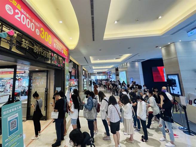 统一时代百货台北店周年庆首日人潮塞满转运站大门。（统一时代百货台北店提供）