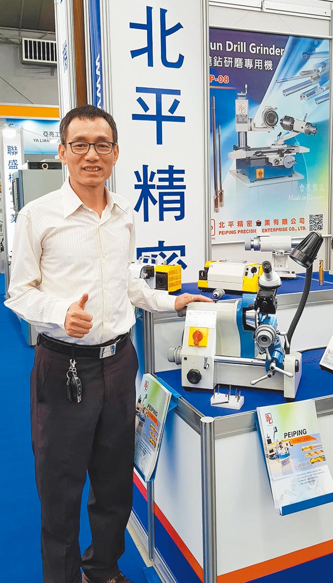 磨刀机专家　北平精密董事长张本华推荐新改款的「PPDM钻石及PCBN研磨机」，针对钻石及PCBN材质刀的研磨机，搭配CCD提高研磨精度，适用于R角研磨，底座採铸铁让研磨时更稳及准确。图／王妙琴