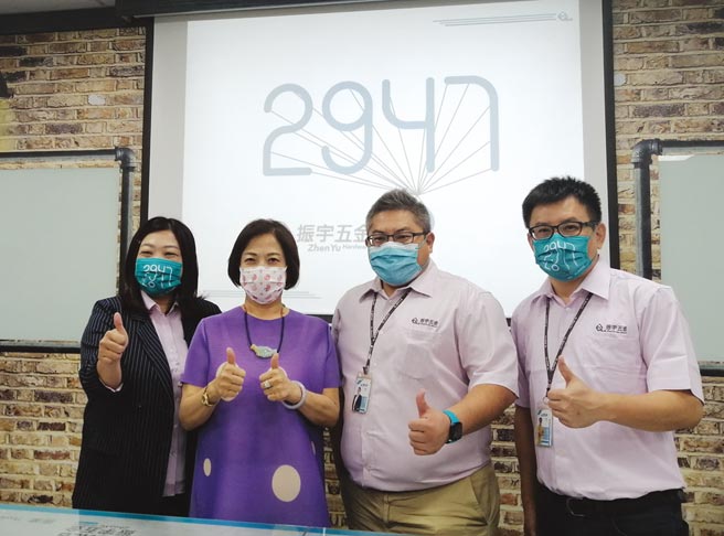 振宇五金董事长曾善（左二）、总经理洪国展（右二）及团队。图／利汉民