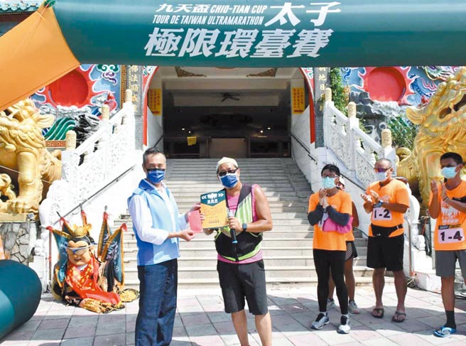 新光保全邹国民协理（左一）及九天杯副团长李光正为九天杯太子极限环台赛加油。图／业者提供