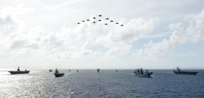 美国、日本、英国、荷兰、加拿大、纽西兰等6国海军舰队，2日及3日在西太平洋进行联合军演，展现护卫印太地区安全决心。 （摘自美国印太司令部脸书）