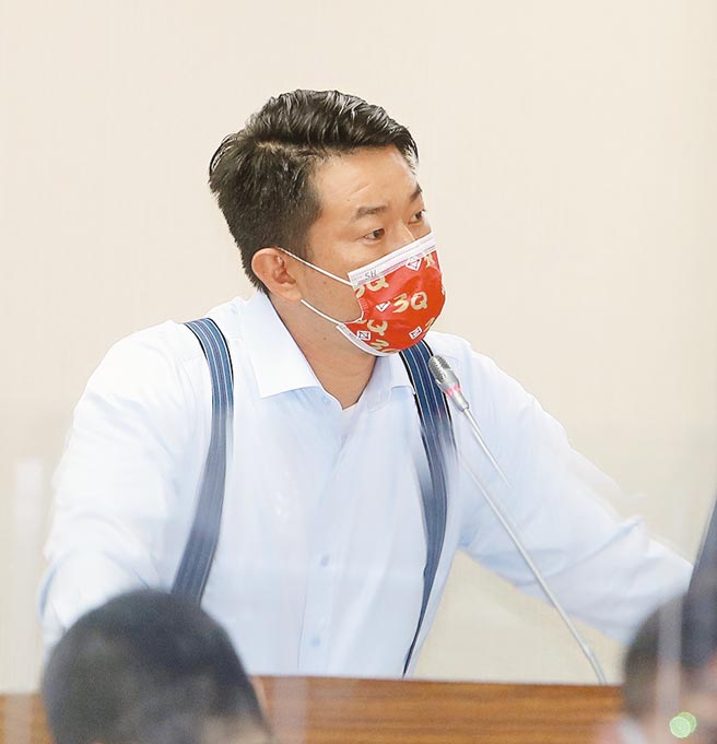 台湾基进党立委陈柏惟遭爆10年前肇事逃逸被判刑，PTT乡民又起底他涉及赌博案。（刘宗龙摄）