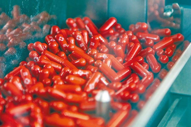 美国默克药厂（Merck）近日公布新冠肺炎口服药物莫奈拉韦（molnupiravir）第3期临床试验期中报告，结果显示可减少50％住院及死亡风险。卫福部长陈时中昨接受立委质询时表示，正在积极洽购中，默克药厂预计于11月取得紧急授权（EUA），如果顺利通过就会签订合约，会第一时间引进国内，时间点可能比年底更快。（美联社）