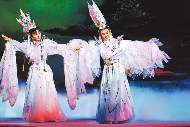 暌違15年，明華園總團將重現韓湘子成仙的故事《韓湘子》。左為當家小旦鄭雅升，右為當家小生孫翠鳳。（國家兩廳院提供）