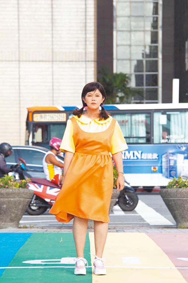 國民黨台北市議員游淑慧扮演韓劇《魷魚遊戲》中木頭人娃娃，與台北市長柯文哲大玩「一二三木頭人」遊戲，替北市府宣傳熊好券。（北市府提供／黃婉婷台北傳真）