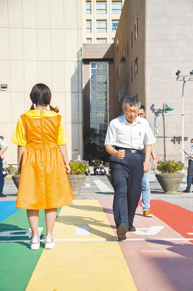 國民黨台北市議員游淑慧扮演韓劇《魷魚遊戲》中木頭人娃娃，與台北市長柯文哲大玩「一二三木頭人」遊戲，替北市府宣傳熊好券。（北市府提供／黃婉婷台北傳真）