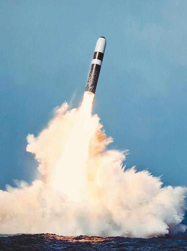 美国国务院称，截至2020年9月30日，美军拥有3750枚现役和非现役核弹头，比上一年同期减少55枚，比2017年同期减少72枚。（摘自美国海军网站）