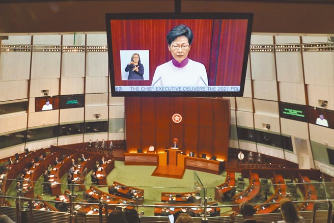 香港特别行政区行政长官林郑月娥发表任期内最后一份《施政报告》，强调要加速解决港人住房问题。（中新社）
