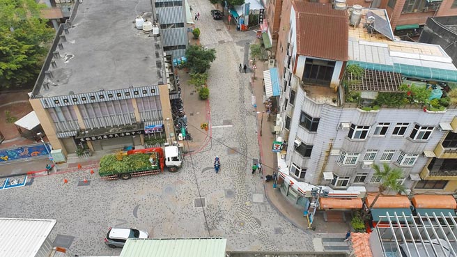 新北市府推动三莺文创整合计画，计画改善莺歌老街主要道路，其中育英街、部分尖山埔路的花岗石材铺面将改为沥青铺面，预计下月进场施工。（新北市工务局提供／蔡雯如新北传真）