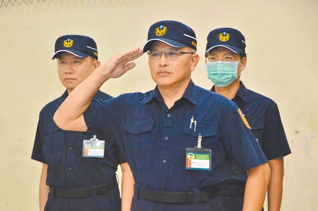 彰化縣警察局交通隊員警江敦霖，成為網路爆紅的「嗶嗶哥」（見圖），今年還讓警政署長陳家欽親自南下彰化公開表揚。（謝瓊雲攝）