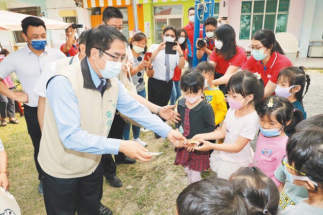 台南市長黃偉哲推動低碳永續校園，提供優質教育環境讓孩子快樂成長。（台南市政府提供／劉秀芬台南傳真）