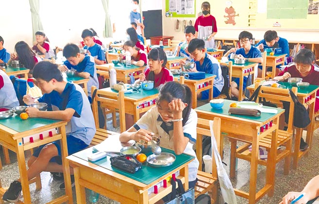 云林县斗六国中6日起取消隔板用餐，学生们吃得很开心，不必再一手扶着隔板。（周丽兰摄）
