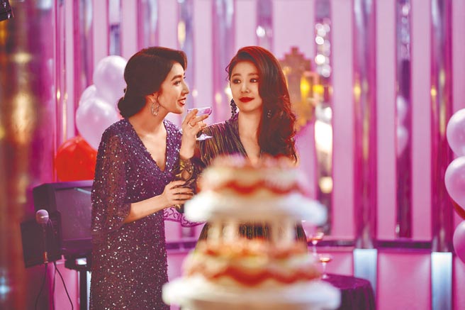 林心如（右）、杨谨华主演的《华灯初上》登上国际平台。（Netflix提供）