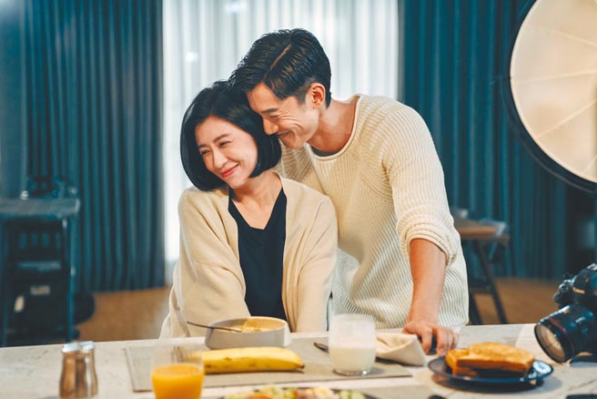 贾静雯（左）与吴慷仁在《妈，别闹了！》有精采对手戏。（Netflix提供）