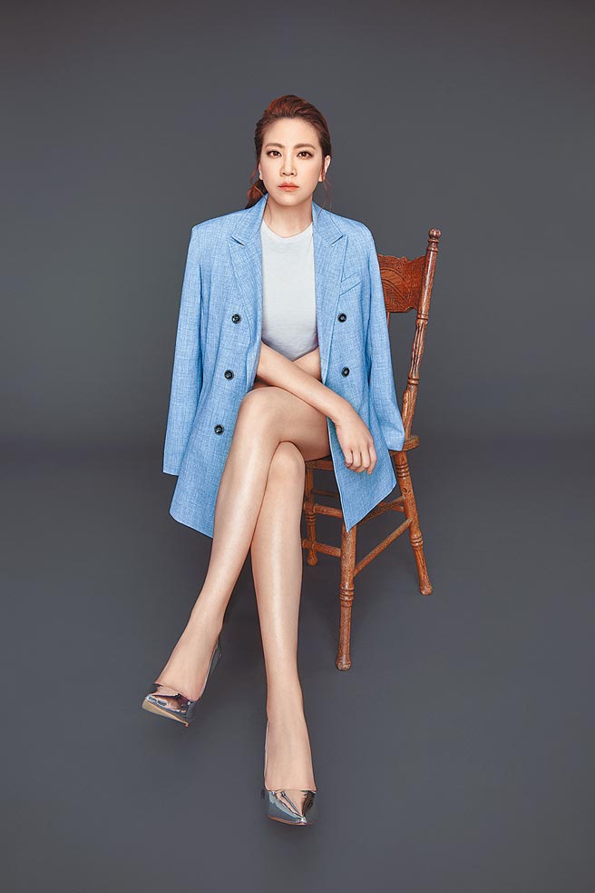 吴依霖不仅跨界主持，还斜杠当起电商CEO。（喜鹊娱乐提供）