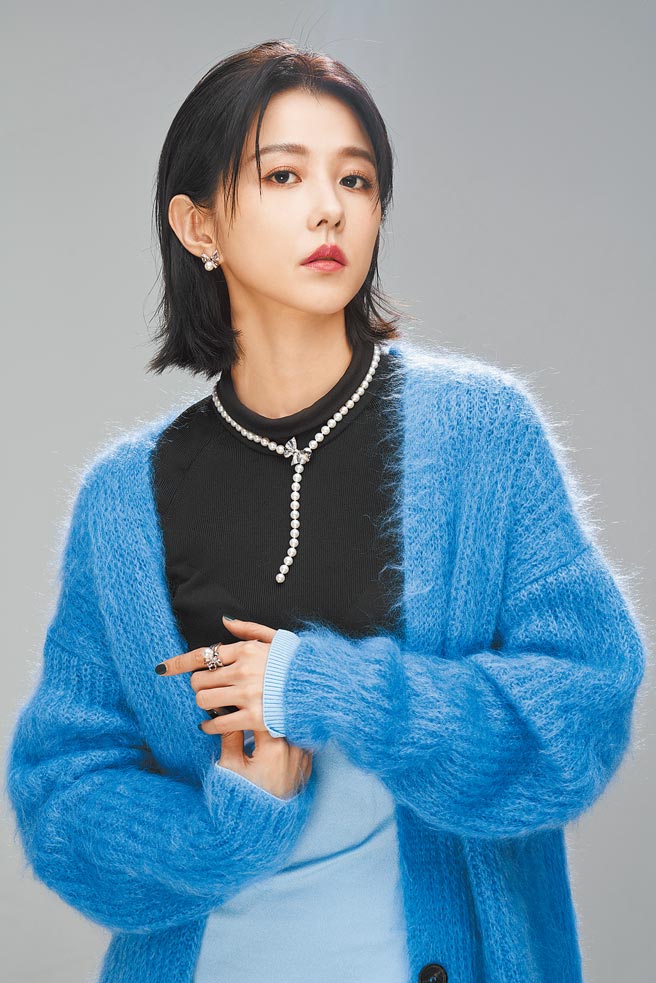 經常飾演高校女生、女大生的邵雨薇，在新劇《2049－完美預測》飾演慈母，母愛大噴發，佩戴MIKOMOTO珍珠珠寶，名媛氣質加分。（攝影／JOJ PHOTO．服裝提供／Ferragamo）