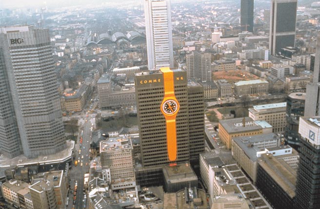 1984年SWATCH打造高達162米的巨型腕表，掛在法蘭克福德國商業銀行總部外牆，打破金氏世界紀錄。（SWATCH提供）