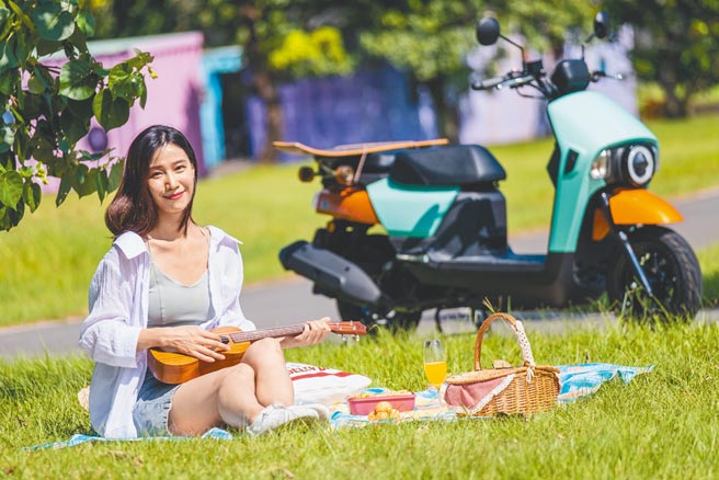 SYM 4MICA提供活泼的撞色外观，图为香橙薄荷款（绿／橙黄），另有莓果泡泡（浅蓝／粉红）、云朵奶霜（白／消光银）、浓黑可可（消光黑／黑）。（SYM提供）