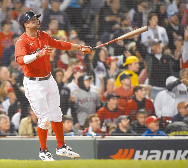 紅襪游擊手波格茲1局下率先擊出兩分全壘打。（路透）