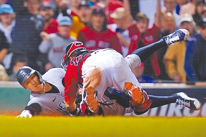 洋基賈吉（左）6局上從一壘直闖本壘，被紅襪捕手普拉維基觸殺出局。（美聯社）