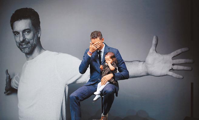 保羅蓋索在宣布引退的記者會上感性落淚，豈料抱著的小女兒也做出掩面動作。（路透）