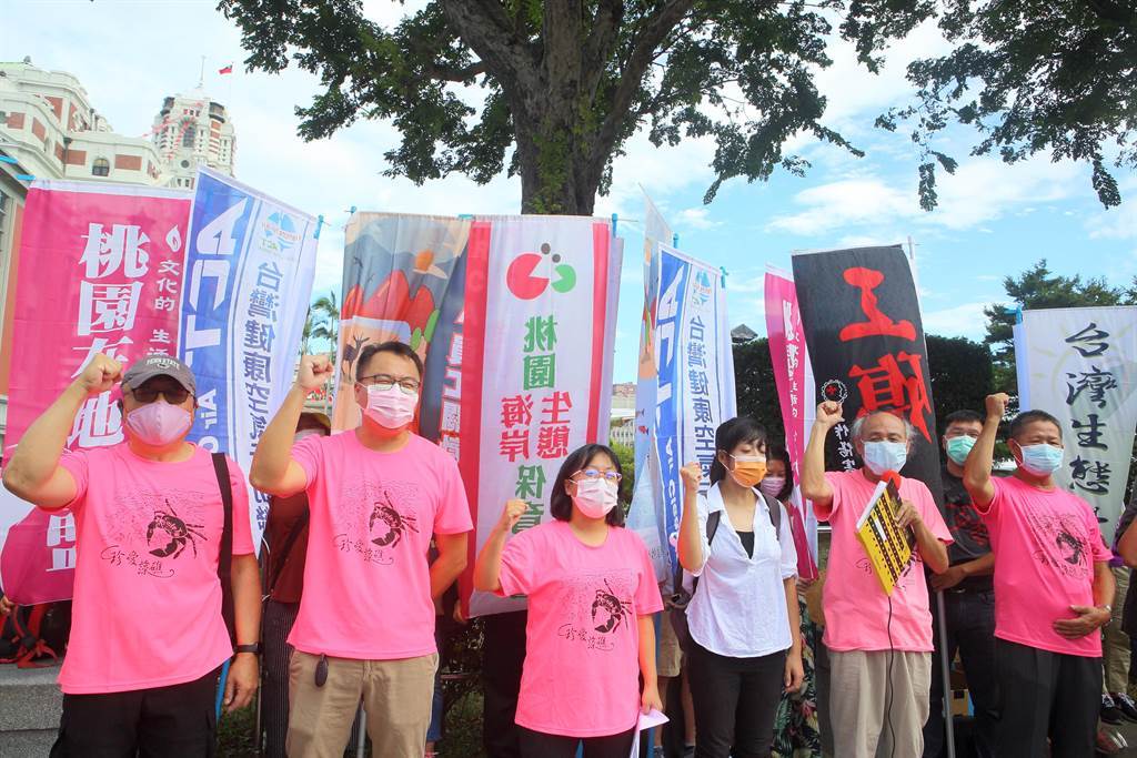 12月18日將舉行藻礁公投，藻礁公投推動小組8日在總統府前召開搶救大潭藻礁第130場記者會，呼籲政府懸崖勒馬、回頭是岸，一起為世代子孫守護藻礁。（張鎧乙攝）
