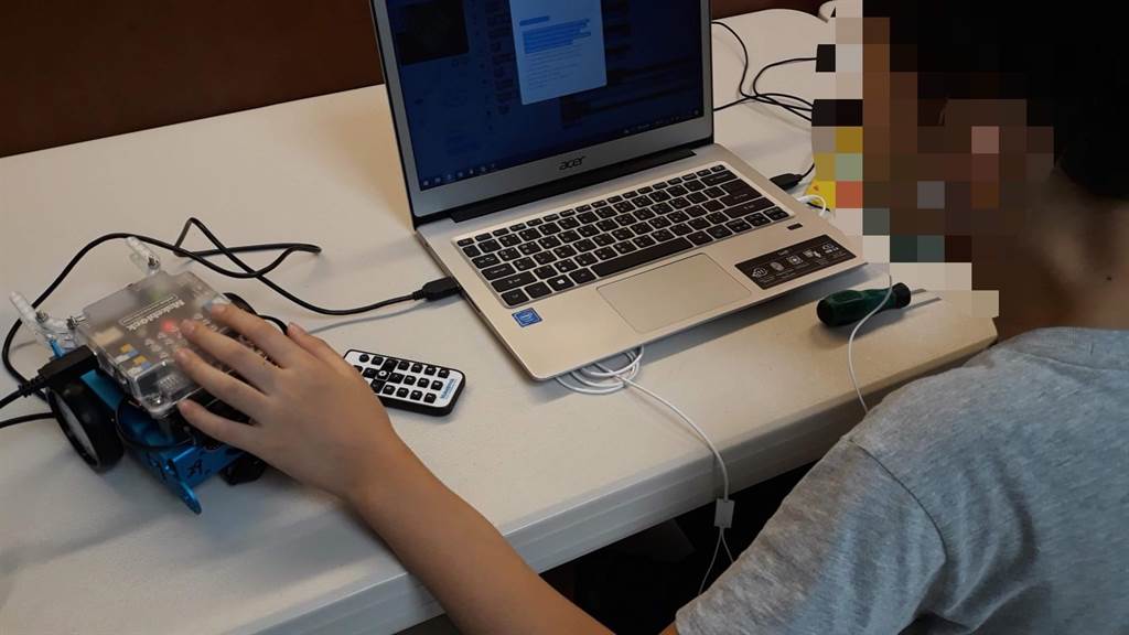 賴姓學生在遭遇體罰後已經轉學，目前就讀六年級，平時自學AI程式設計，未來希望能成為幫助別人也幫助自己的工程師。（賴父提供／張亦惠嘉縣傳真）