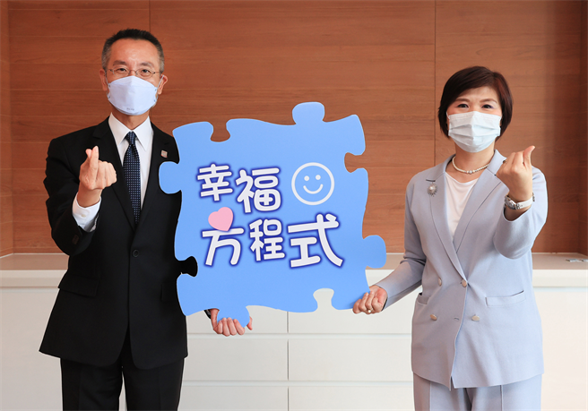 英國保誠人壽總經理王慰慈(右)與客戶暨數據長趙汝俊(左)鼓勵人們以正面、積極態度，打造自己的幸福方程式。(圖/保誠人壽提供)