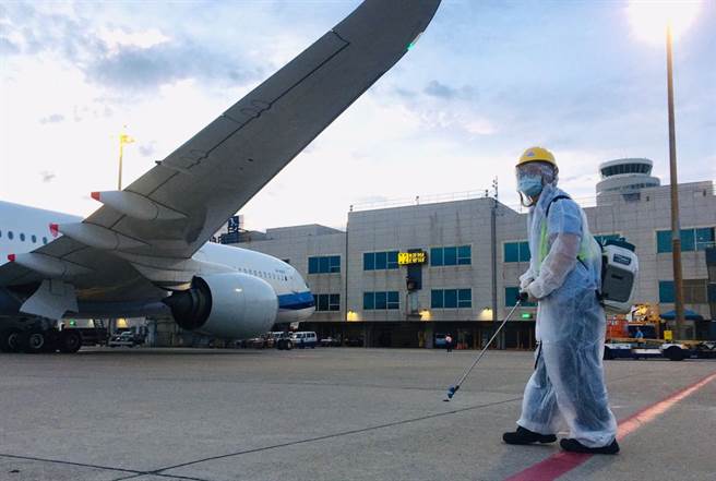 第七批BNT疫苗8日清晨運抵桃園機場，班機停妥後地勤人員準備上前消毒。（范揚光攝）