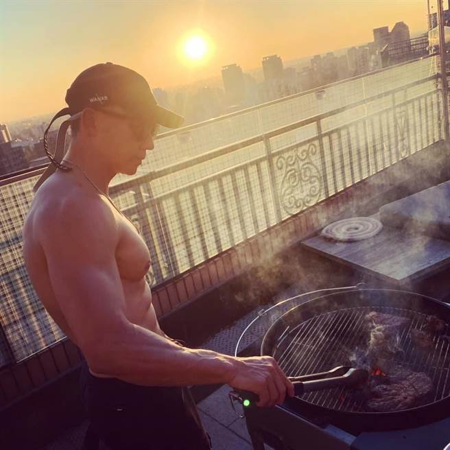 刘畊宏裸上身在夕阳下烤肉。（摘自刘畊宏脸书）
